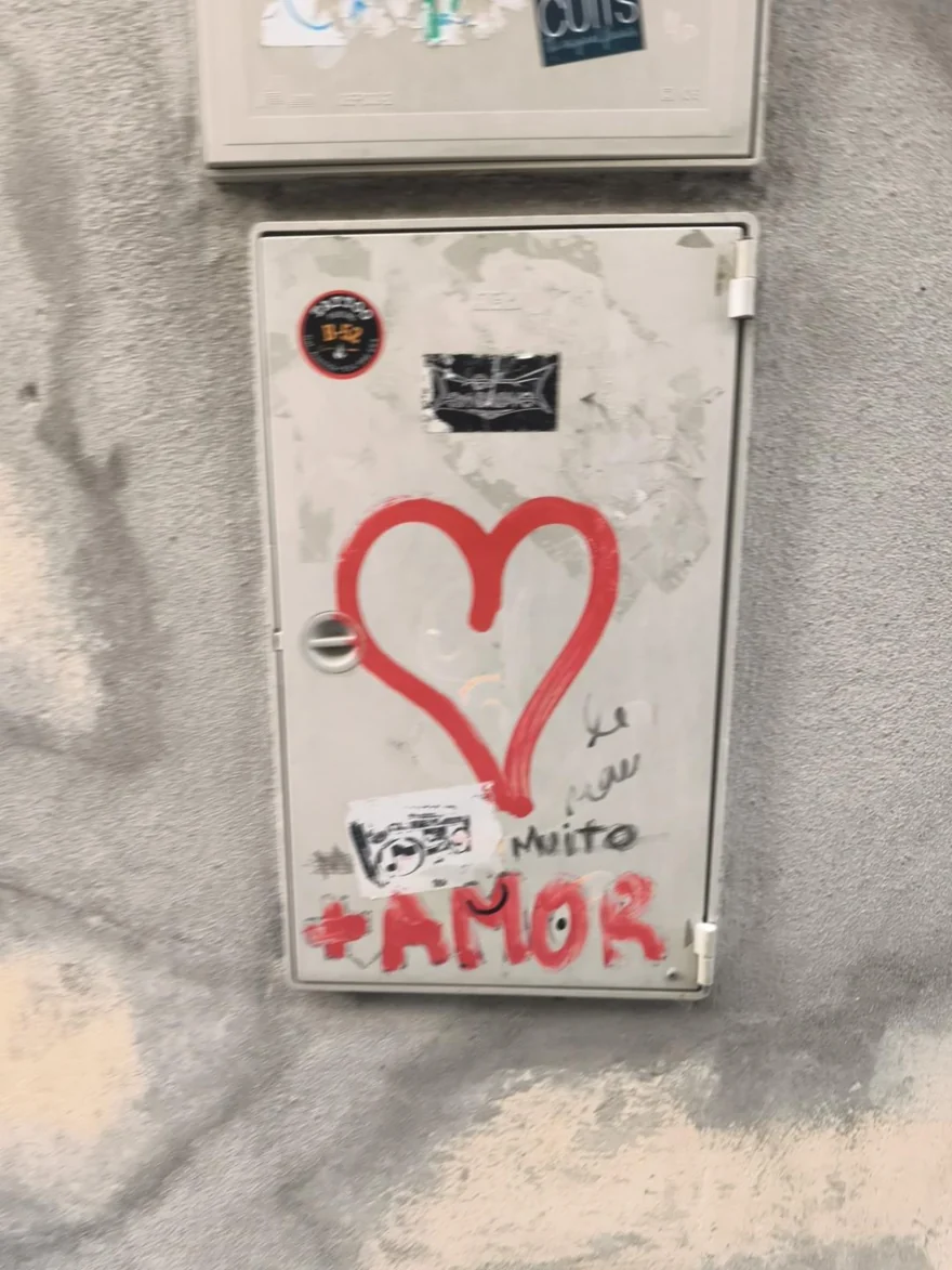 Intervenção urbana com coração vermelho e palavra AMOR